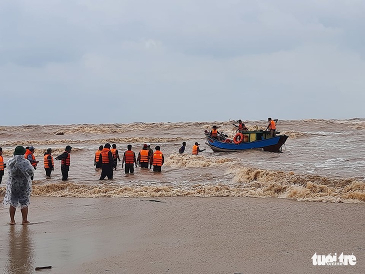 Vụ cứu nạn tàu Vietship 01: Trực thăng đến hiện trường, thả dây nối tàu với bờ - Ảnh 5.