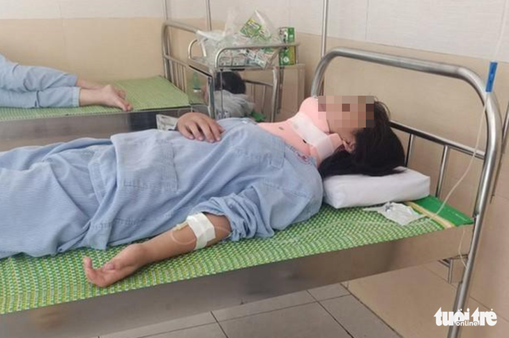 Nữ sinh lớp 8 ở Hà Nội phải nhập viện sau khi bị bạn đánh, đạp tàn nhẫn - Ảnh 1.