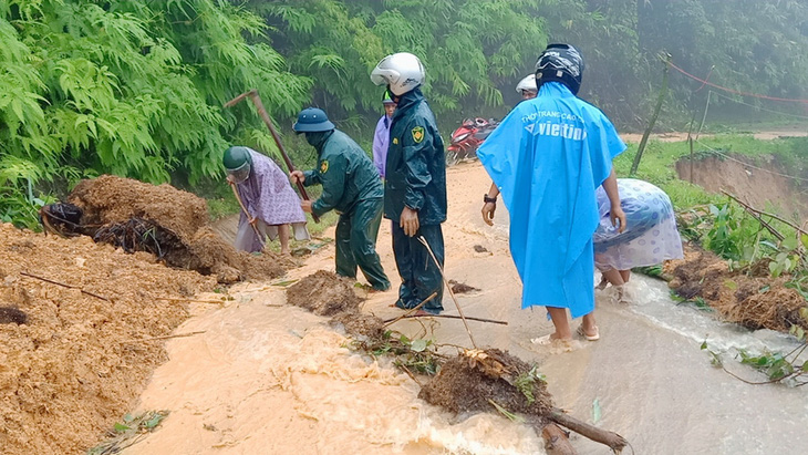 Mưa như trút nước, dân Quảng Nam khiêng nhà ra khỏi vùng sạt lở - Ảnh 7.