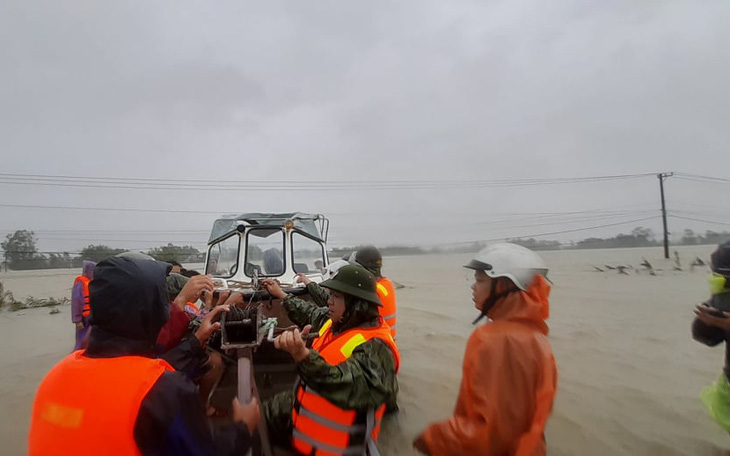 Quảng Nam: Lũ chưa rút, bão sắp vào, dân lo lắng