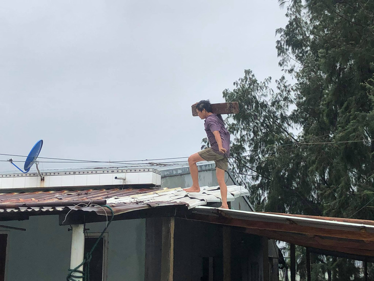 Quảng Nam, Quảng Ngãi: Sẵn sàng sơ tán dân khỏi khu vực sạt lở trước bão số 9 - Ảnh 3.