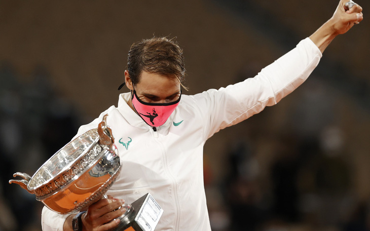 Thắng "gọn" Djokovic, Nadal lần thứ 20 vô địch Grand Slam