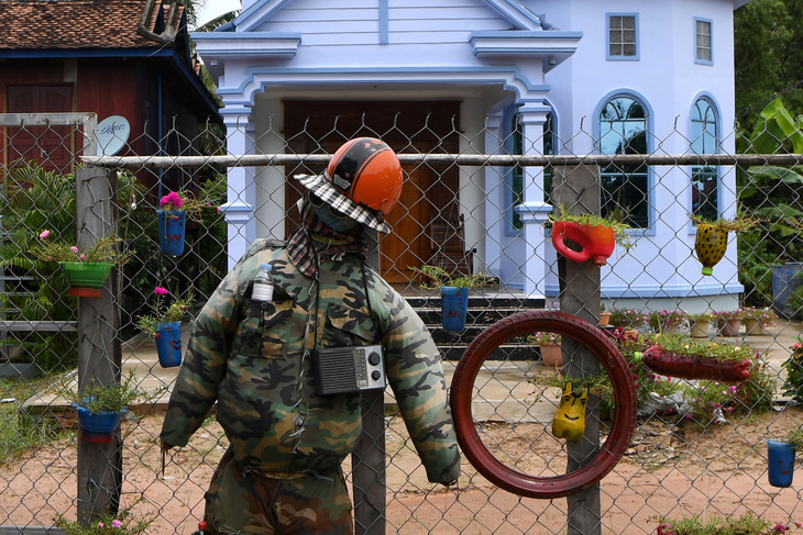 Dân Campuchia đuổi corona bằng bù nhìn cầm súng trước cửa nhà - Ảnh 3.
