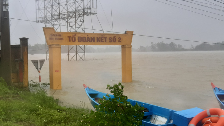 Quảng Nam: Lũ chưa rút, bão sắp vào, dân lo lắng - Ảnh 5.