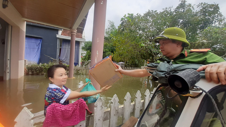 Hỗ trợ nước sạch và mì gói cho hơn 100 hộ dân bị cô lập ở Quảng Nam - Ảnh 4.