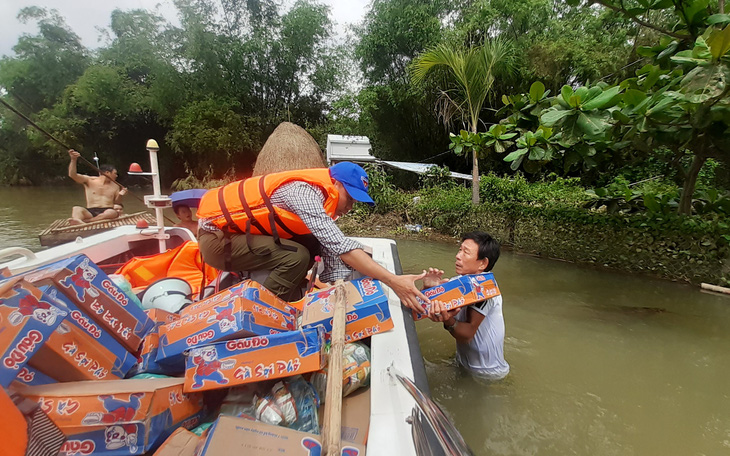 Hỗ trợ nước sạch và mì gói cho hơn 100 hộ dân bị cô lập ở Quảng Nam