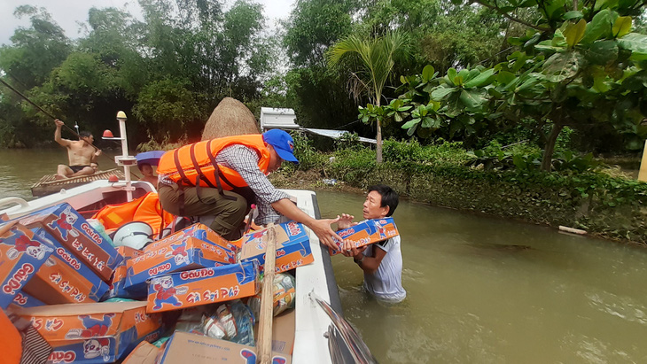 Hỗ trợ nước sạch và mì gói cho hơn 100 hộ dân bị cô lập ở Quảng Nam - Ảnh 2.
