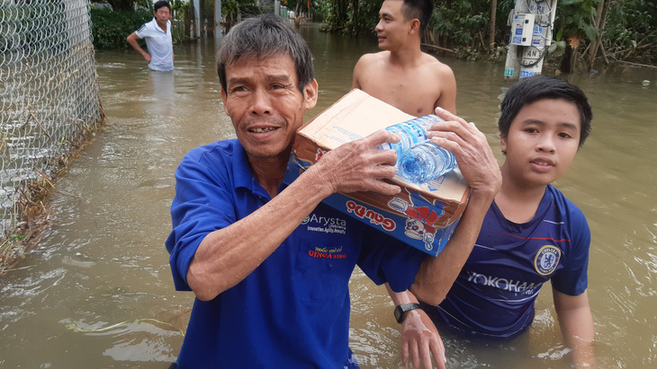 Hỗ trợ nước sạch và mì gói cho hơn 100 hộ dân bị cô lập ở Quảng Nam - Ảnh 5.