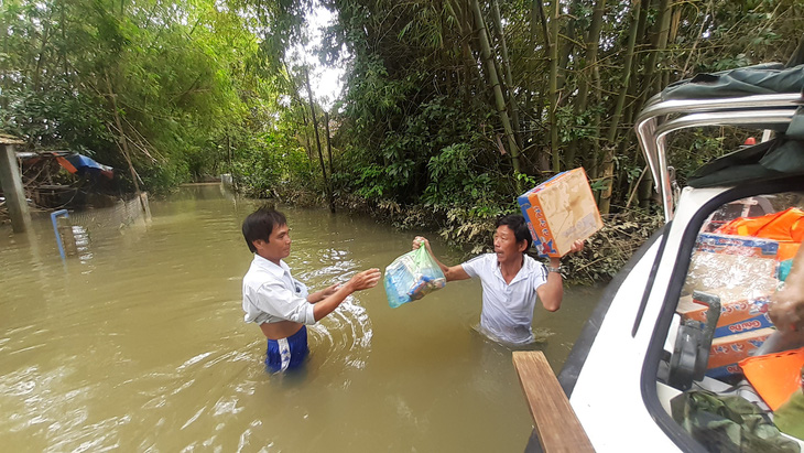 Hỗ trợ nước sạch và mì gói cho hơn 100 hộ dân bị cô lập ở Quảng Nam - Ảnh 6.