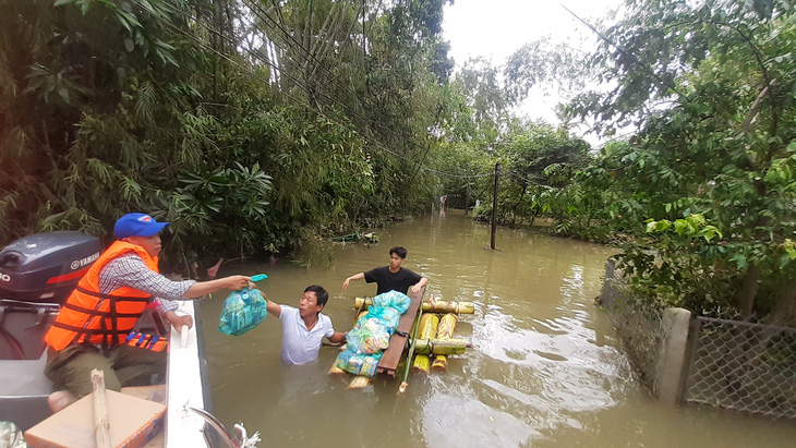 Hỗ trợ nước sạch và mì gói cho hơn 100 hộ dân bị cô lập ở Quảng Nam - Ảnh 7.