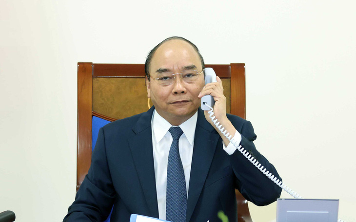 Thủ tướng Nguyễn Xuân Phúc mời Thủ tướng Nhật Suga Yoshihide thăm Việt Nam