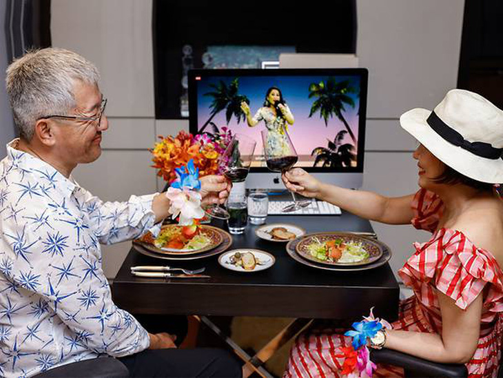 Nhà giàu Singapore vui vẻ ăn tiệc, gây quỹ qua màn hình máy tính - Ảnh 1.
