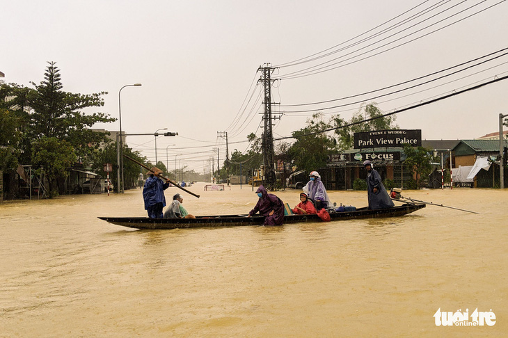 Tạm dừng chạy tàu giữa Hà Nội với Huế do lũ lụt - Ảnh 1.