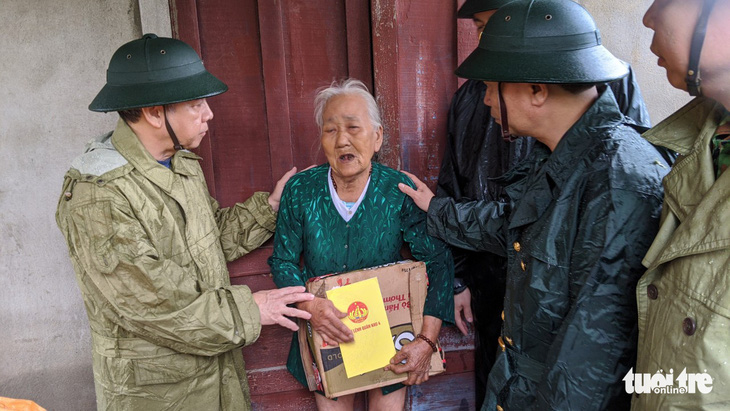 Tư lệnh Quân khu 4 lội nước lũ trao gạo và mì gói cho dân - Ảnh 2.