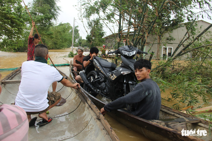 Nước sông Thạch Hãn lại lên nhanh, dân vùng ven đối phó với đợt lũ thứ 3 trong 5 ngày - Ảnh 3.