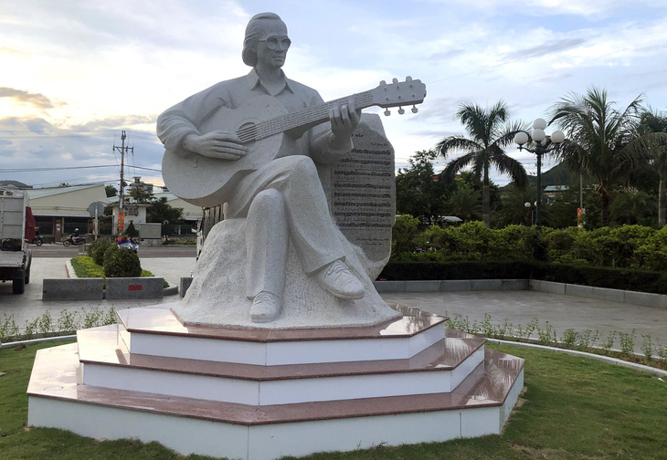 Khánh thành tượng nhạc sĩ Trịnh Công Sơn bên bờ biển Quy Nhơn - Ảnh 1.