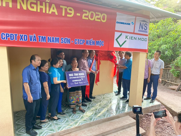 Eximbank trao tặng nhà tình nghĩa tại huyện Kỳ Sơn, Nghệ An - Ảnh 1.
