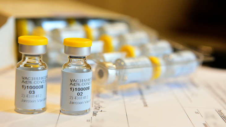 Johnson & Johnson tạm dừng thử nghiệm vắc xin ngừa COVID-19 - Ảnh 1.
