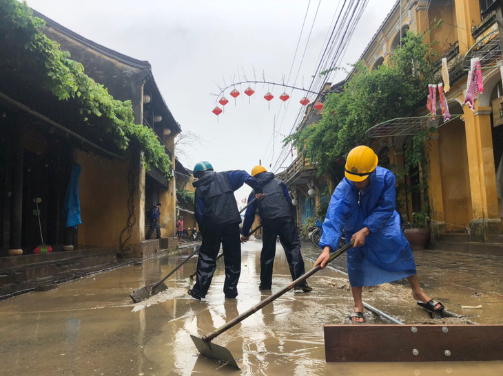 Phố cổ Hội An được cấp tốc làm sạch ngay khi nước lũ vừa rút - Ảnh 3.