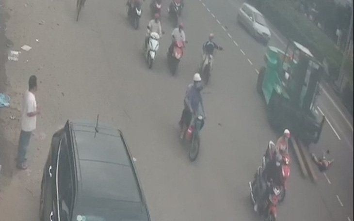 Xe nâng đụng xe máy ở Thủ Đức, một người chết