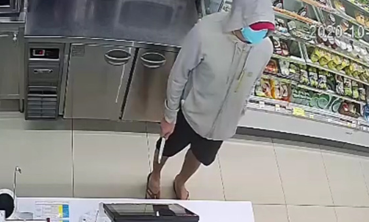 Nam thanh niên cầm dao đe dọa 2 nhân viên cửa hàng tiện lợi cướp tiền - Ảnh 3.