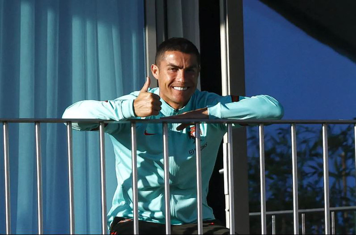 Ronaldo vẫn tươi như hoa chụp ảnh từ khu cách ly COVID-19 - Ảnh 1.