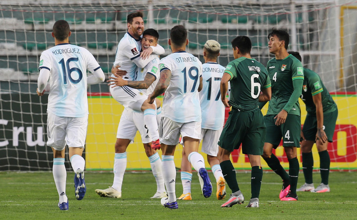 Messi ‘tịt ngòi’, Argentina thắng chật vật Bolivia trên ‘cổng trời’ La Paz - Ảnh 4.