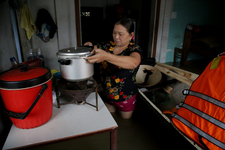 Sống trên đỉnh lũ: 6 ngày nhai mì tôm sống, 7 người co cụm trên 1 chiếc giường - Ảnh 4.