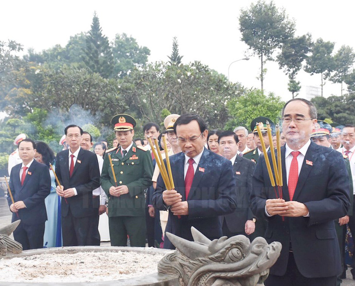 Đại biểu dự Đại hội Đảng bộ TP.HCM dâng hoa tưởng niệm Bác Hồ và anh hùng liệt sĩ - Ảnh 1.