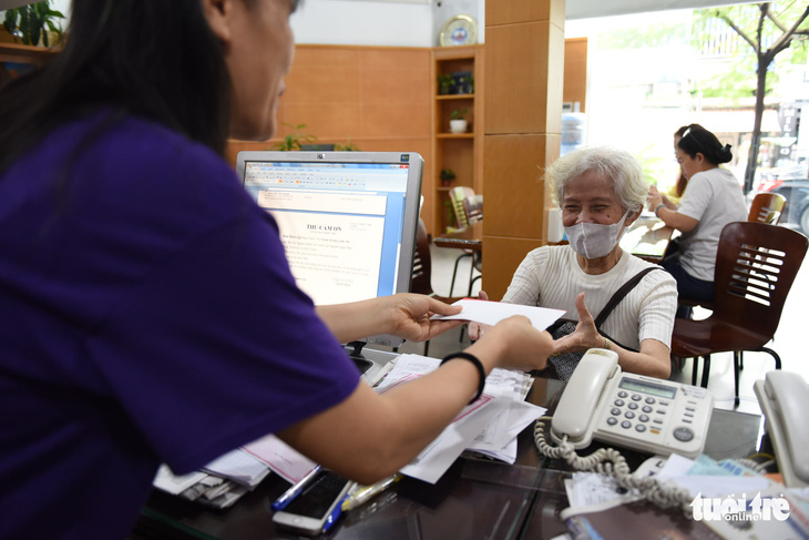 Thêm hàng trăm phần quà đến người dân vùng bão miền Trung - Ảnh 2.