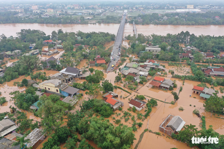 Mệ Xinh 6 đêm chong đèn giữ của cho bà con giữa biển nước Triệu Phong - Ảnh 2.