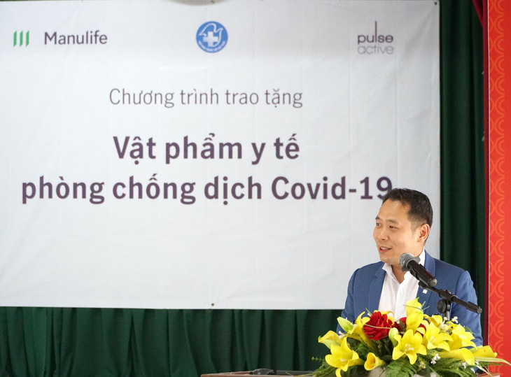 Manulife Việt Nam đóng góp gần 3,5 tỉ đồng  cho tuyến đầu chống dịch - Ảnh 2.