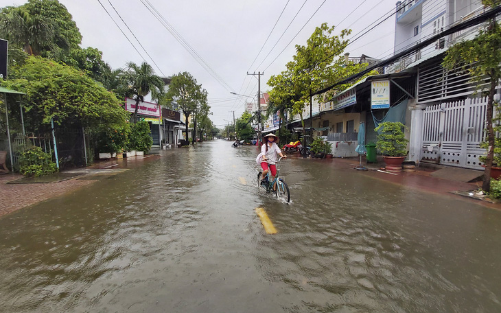 Cà Mau: 2 huyện cho học sinh nghỉ học vì đường bị ngập kéo dài