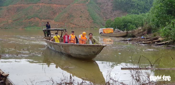 Mưa rất lớn, tạm dừng cứu nạn Rào Trăng 3 bằng đường thủy - Ảnh 1.