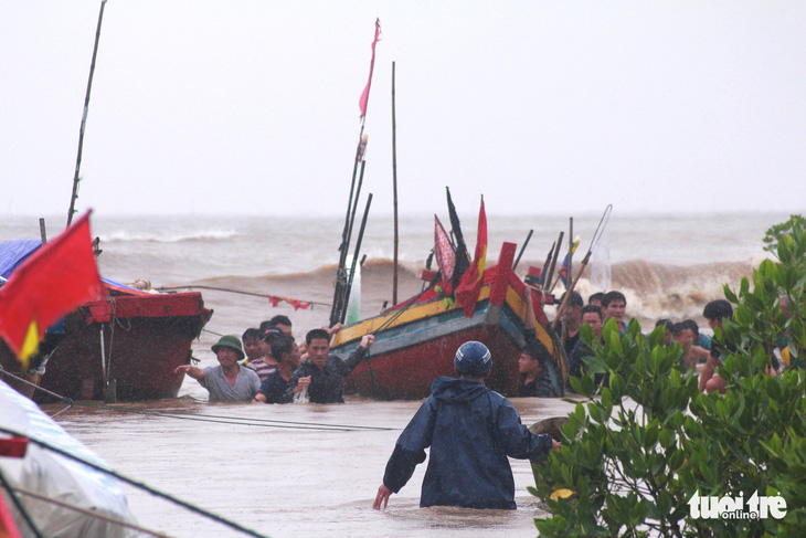 Hà Tĩnh mưa lớn dồn dập ứng phó khẩn cấp, thủy điện xả tràn - Ảnh 2.