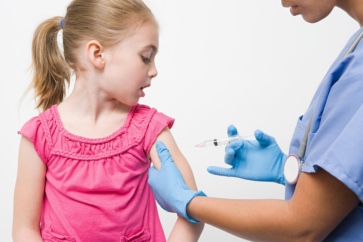 CDC Mỹ khuyến cáo không tiêm vaccine ngừa COVID-19 cho trẻ em - Ảnh 1.