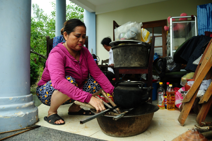 Bạn đọc Tuổi Trẻ hỗ trợ khẩn cấp các hộ dân màn trời chiếu đất sau lở núi - Ảnh 4.