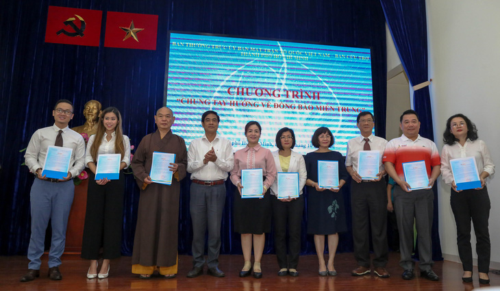 Người dân, học sinh TP.HCM chung tay góp 7,7 tỉ hỗ trợ đồng bào miền Trung - Ảnh 1.