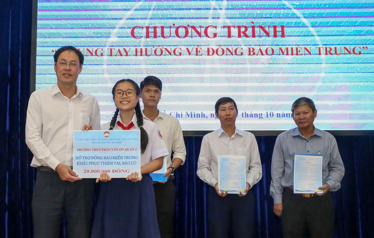 Người dân, học sinh TP.HCM chung tay góp 7,7 tỉ hỗ trợ đồng bào miền Trung - Ảnh 2.