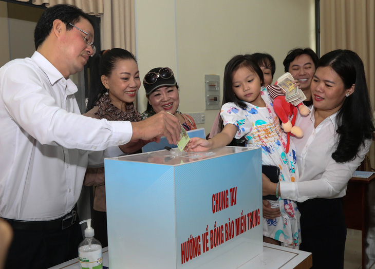Người dân, học sinh TP.HCM chung tay góp 7,7 tỉ hỗ trợ đồng bào miền Trung - Ảnh 3.