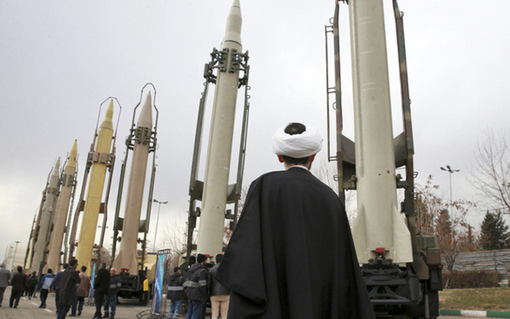 Lệnh cấm mua bán vũ khí quốc tế hết hạn, Iran nói đó là chiến thắng - Ảnh 1.