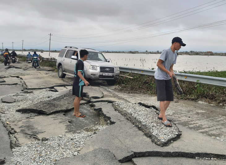 Quốc lộ bong tróc như bánh tráng sau lũ - tưởng giả mà thật! - Ảnh 2.