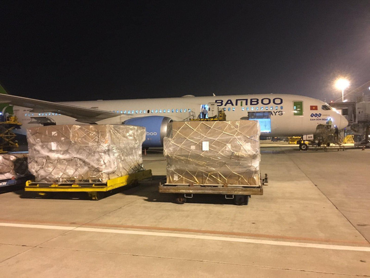 Các hãng hàng không Việt Nam đồng loạt nhận chuyển hàng cứu trợ ra miền Trung miễn phí - Ảnh 1.