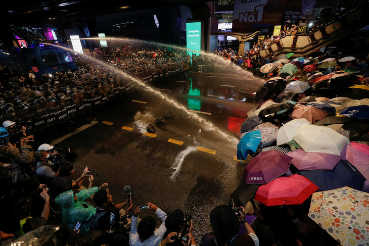 Hàng chục ngàn người Thái đội mưa biểu tình, bất chấp lệnh cấm - Ảnh 9.