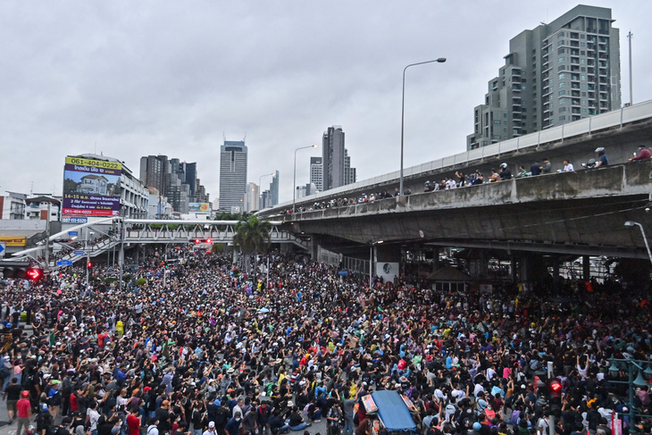 Hàng chục ngàn người Thái đội mưa biểu tình, bất chấp lệnh cấm - Ảnh 6.