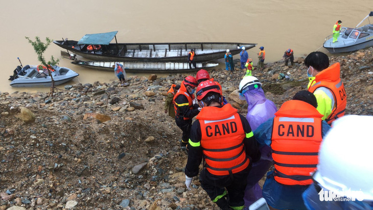 Huy động 1.000 người tiếp tục tìm kiếm cứu nạn ở thủy điện Rào Trăng 3 - Ảnh 1.