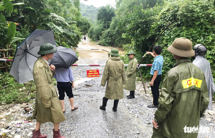 Lật thuyền trong đêm, 2 người được cứu, 1 người mất tích - Ảnh 1.