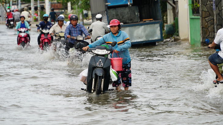 Triều cường đỉnh gặp mưa lớn, người dân TP.HCM đề phòng ngập nước, vỡ bờ bao - Ảnh 1.