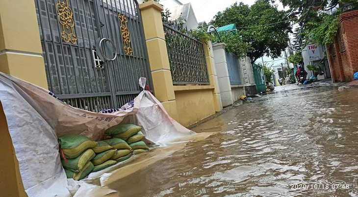 Công an, dân phòng Cần Thơ ra đường đẩy xe giúp dân vượt triều cường - Ảnh 8.