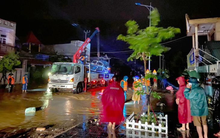 Lũ dâng nhanh trong đêm, dân Quảng Trị lên mạng cầu cứu khẩn thiết